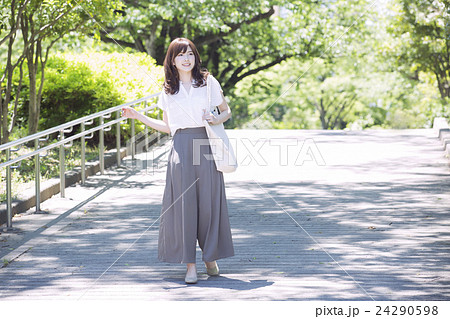 若い女性 若い女性 24290598