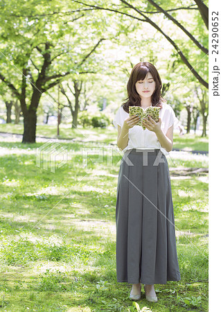 若い女性 若い女性 24290652