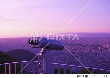 夕暮れに染まるコイン式望遠鏡（札幌藻岩山） 24292741