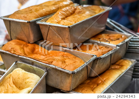 Close up various fresh baked buns/bread in market 24294343