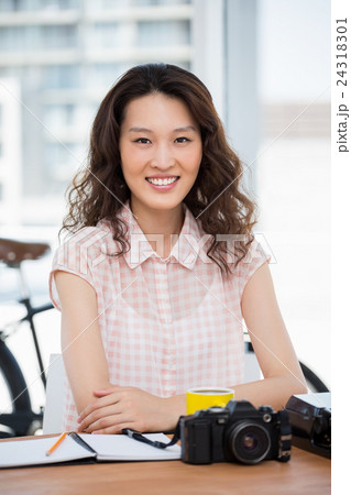 Hipster woman posing for the camera while sitting Hipster woman posing for the camera while sitting 24318301