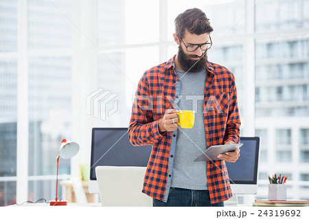 Hipster using tablet and drinking coffee 24319692