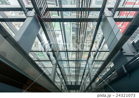 エレベーターのシャフト 24321073