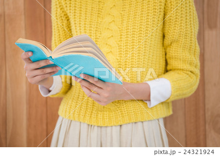 Hipster reading a book 24321924