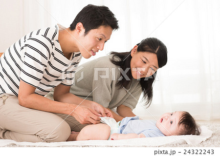 赤ちゃんと両親 赤ちゃんと両親 24322243