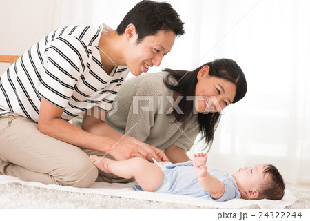 赤ちゃんと両親 24322244