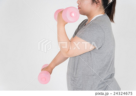 トレーニングをする太った女性 24324675