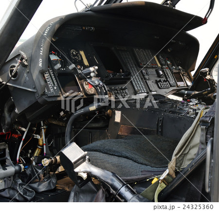 ヘリコプターのコックピット 24325360
