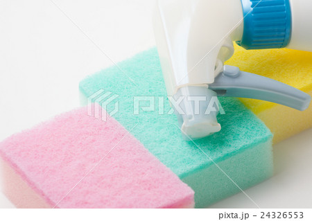年末の大掃除だけでなく、普段もカラフルなスポンジでキッチンやバスルームを楽しくクリーニング 年末の大掃除だけでなく、普段もカラフルなスポンジでキッチンやバスルームを楽しくクリーニング 24326553