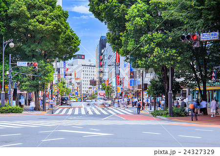 池袋駅　東口五差路交差点の風景 24327329