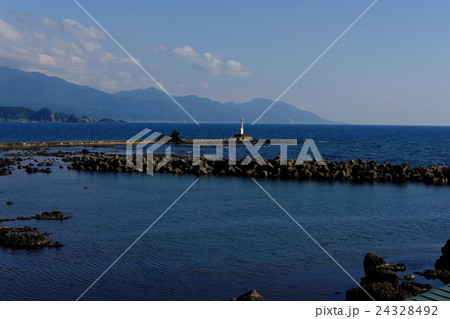 深浦の灯台と白神の山々 深浦の灯台と白神の山々 24328492
