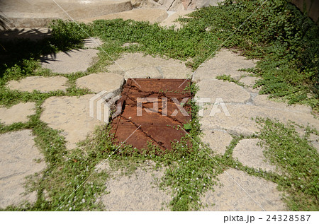 秘密の地下室への鉄扉 秘密の地下室への鉄扉 24328587