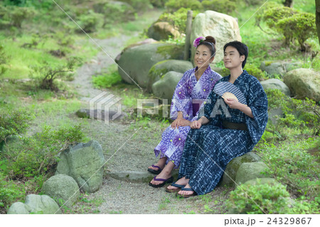 浴衣を着たおしどり夫婦 24329867