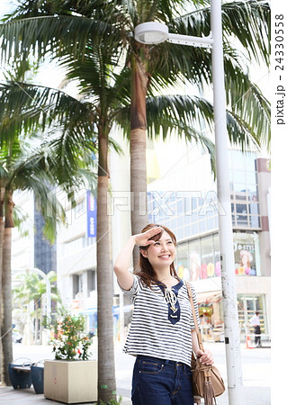 女性 沖縄 旅行 観光 女性 沖縄 旅行 観光 24330558