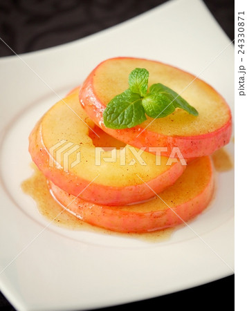 りんごのソテー　黒背景　（アップ） 24330871