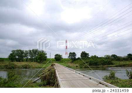 台風・大雨のあとの沈下橋と漂着物 くもり空と鉄塔と送電線 台風・大雨のあとの沈下橋と漂着物 くもり空と鉄塔と送電線 24331459