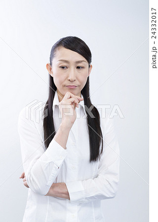 悩む中年のビジネスウーマン 悩む中年のビジネスウーマン 24332017