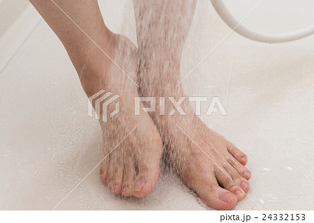 足を洗う男性の写真素材