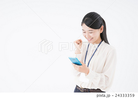 ビジネスウーマン（スマートフォン） 24333359