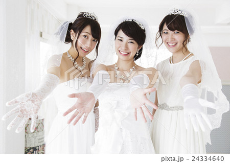 ウエディング　結婚　ブライダル　花嫁　新婦　女性　ウェディング　人物　笑顔 24334640