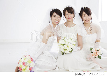 ウエディング 結婚 ブライダル フラワーシャワー 花嫁 新婦 女性 ウェディング 人物 笑顔の写真素材