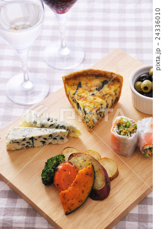 ワインとオードブル 24336010