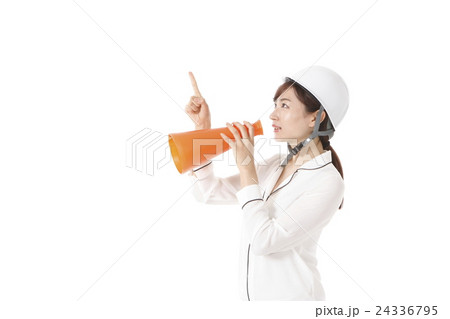 ヘルメットとメガホンの若い女性 24336795