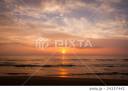 海平線に沈む直前の夕日 海平線に沈む直前の夕日 24337442