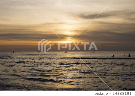 バリ島 クタビーチの夕日 バリ島 クタビーチの夕日 24338191