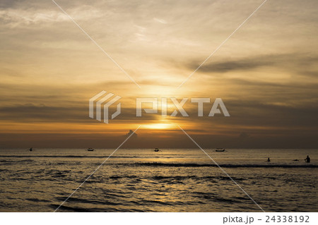 バリ島 クタビーチの夕日 バリ島 クタビーチの夕日 24338192