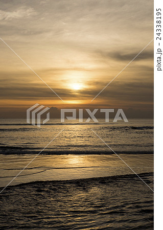 バリ島　クタビーチの夕日 24338195