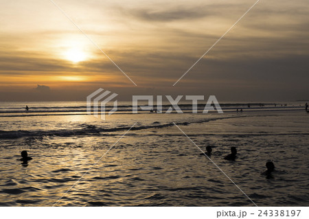 バリ島 クタビーチの夕日 バリ島 クタビーチの夕日 24338197
