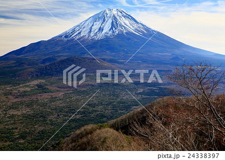 精進湖パノラマ台から見る初冬の富士山 精進湖パノラマ台から見る初冬の富士山 24338397