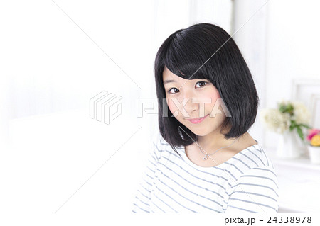 若い女性　ヘアスタイル 24338978