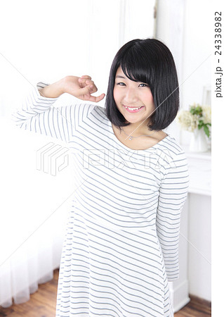 若い女性　ヘアスタイル 24338982