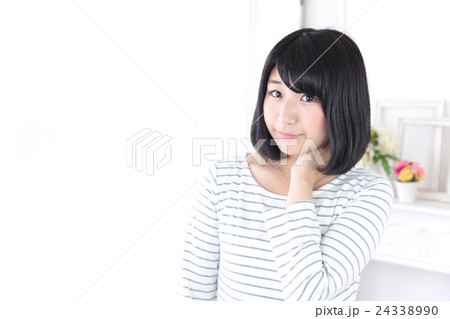 若い女性　ヘアスタイル 24338990