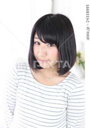 若い女性　ヘアスタイル 24338995