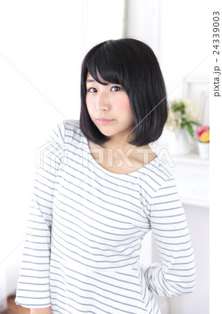 若い女性　ヘアスタイル 24339003