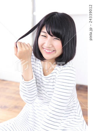 若い女性 ヘアスタイル 若い女性 ヘアスタイル 24339012