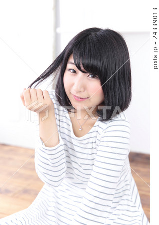 若い女性　ヘアスタイル 24339013