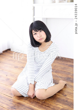 若い女性　ヘアスタイル 24339014