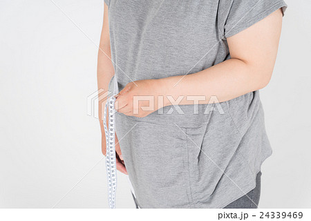 ウエストを計る太った女性 24339469