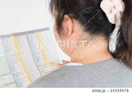 健康診断書を見る肥満女性 健康診断書を見る肥満女性 24339478