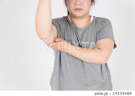 二の腕を気にする太った女性 二の腕を気にする太った女性 24339489
