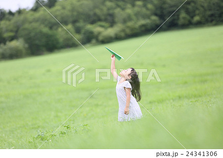 女の子　草原 24341306