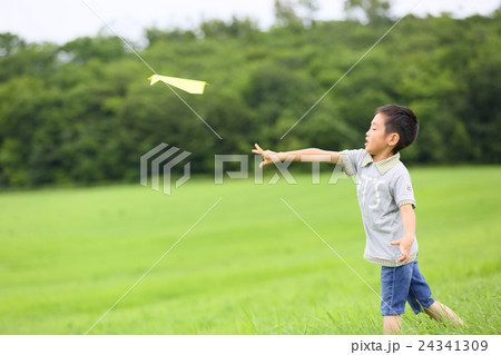 男の子　草原 24341309