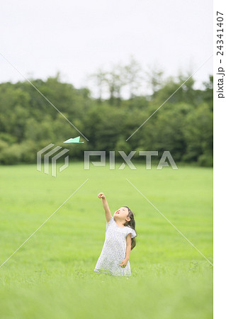 女の子　草原 24341407