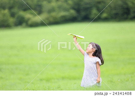 女の子　草原 24341408