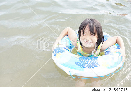 浮き輪で浮く女の子の写真素材