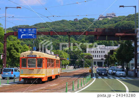 伊予鉄電車と松山城 24343280